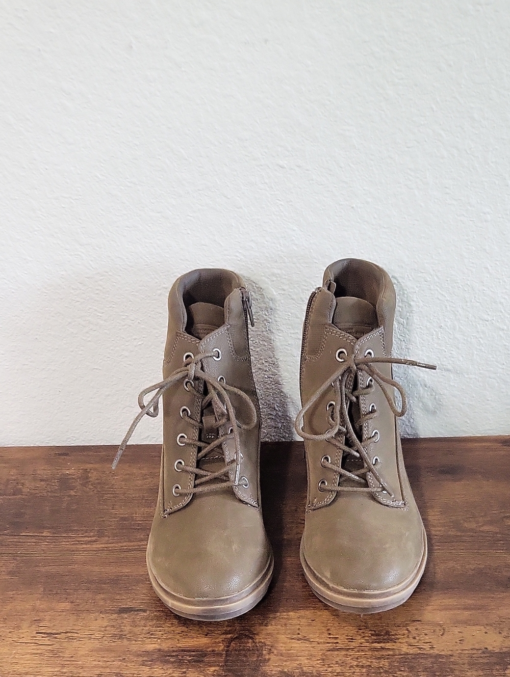 Crown Vintage Taupe Lace-Up Side Zip Ankle Boots Women's Size 9
